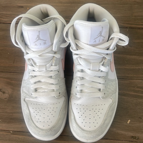 Women’s Air Jordan 1 Mid SE - Picture 4 of 7